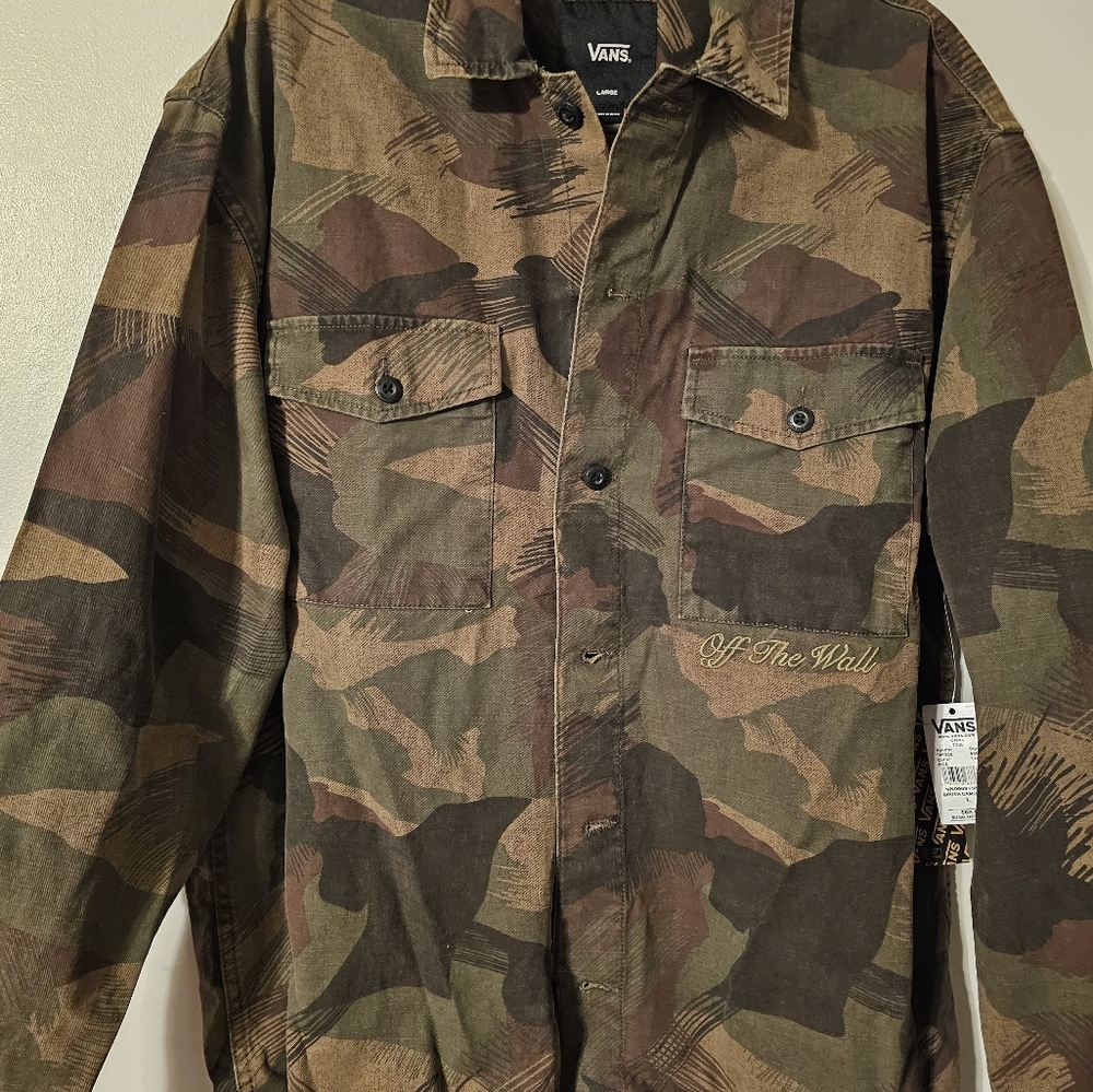 Brand New Vans camouflage jacket size L does run big